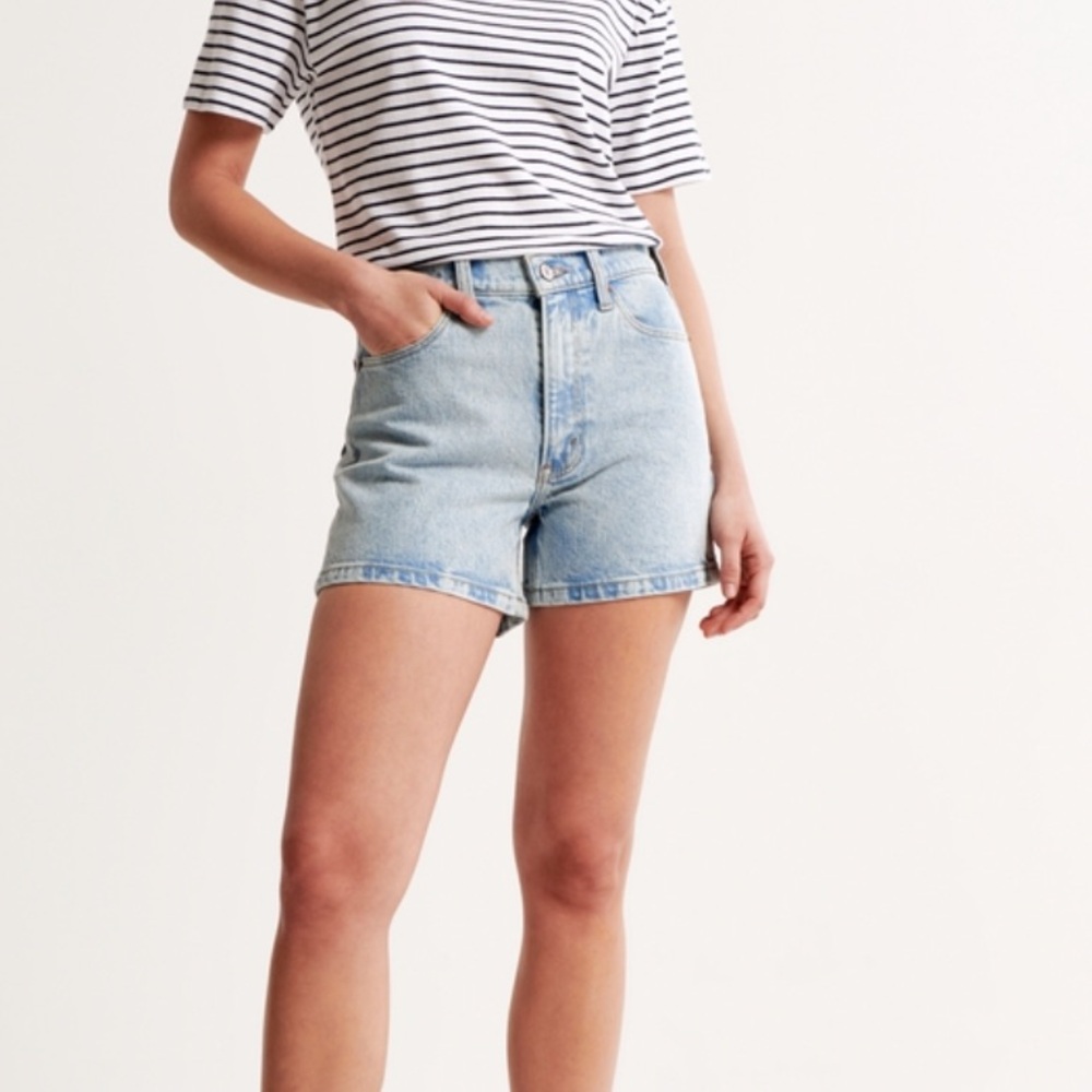 Abercrombie 4” Mom short curve love